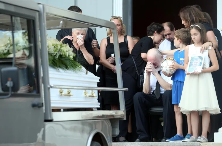 Nepregledna kolona na Mirogoju: tužan opro&scaron;taj od tragično preminulog nogometa&scaron;a Matije Capara