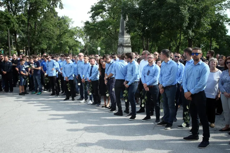 Nepregledna kolona na Mirogoju: tužan opro&scaron;taj od tragično preminulog nogometa&scaron;a Matije Capara