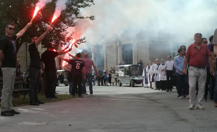 Nepregledna kolona na Mirogoju: tužan opro&scaron;taj od tragično preminulog nogometa&scaron;a Matije Capara