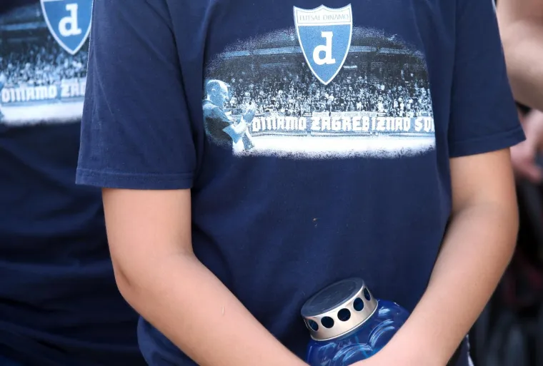 Nepregledna kolona na Mirogoju: tužan opro&scaron;taj od tragično preminulog nogometa&scaron;a Matije Capara