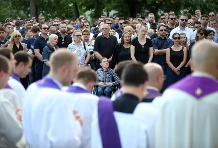 Nepregledna kolona na Mirogoju: tužan opro&scaron;taj od tragično preminulog nogometa&scaron;a Matije Capara