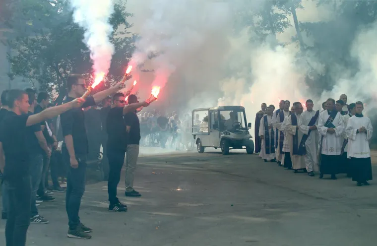 Nepregledna kolona na Mirogoju: tužan opro&scaron;taj od tragično preminulog nogometa&scaron;a Matije Capara