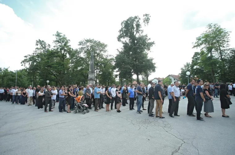 Nepregledna kolona na Mirogoju: tužan opro&scaron;taj od tragično preminulog nogometa&scaron;a Matije Capara