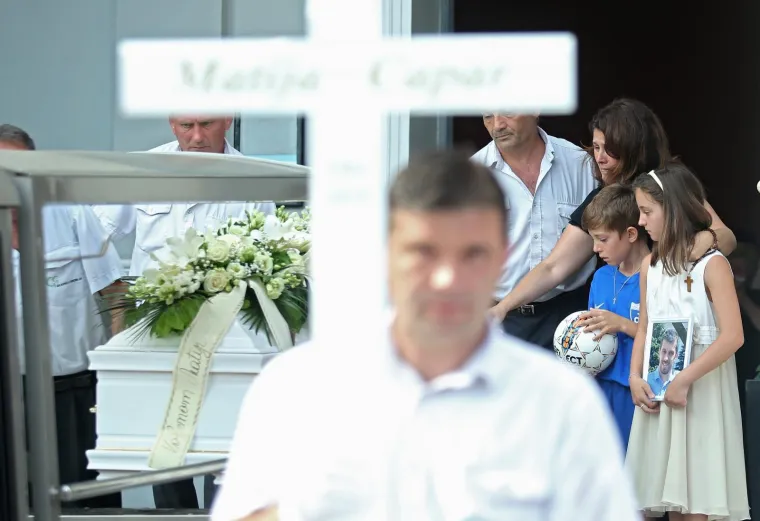 Nepregledna kolona na Mirogoju: tužan opro&scaron;taj od tragično preminulog nogometa&scaron;a Matije Capara