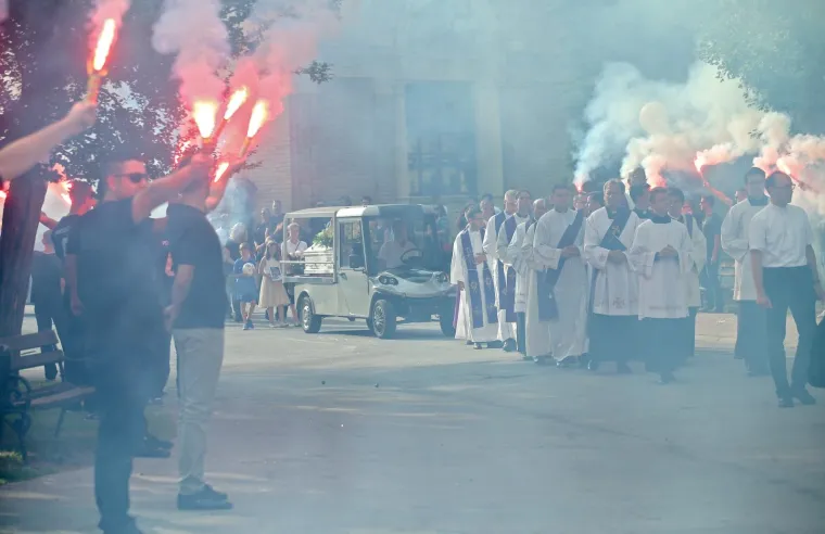 Nepregledna kolona na Mirogoju: tužan opro&scaron;taj od tragično preminulog nogometa&scaron;a Matije Capara