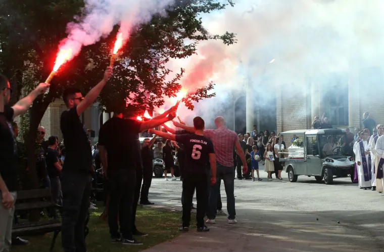 Nepregledna kolona na Mirogoju: tužan opro&scaron;taj od tragično preminulog nogometa&scaron;a Matije Capara