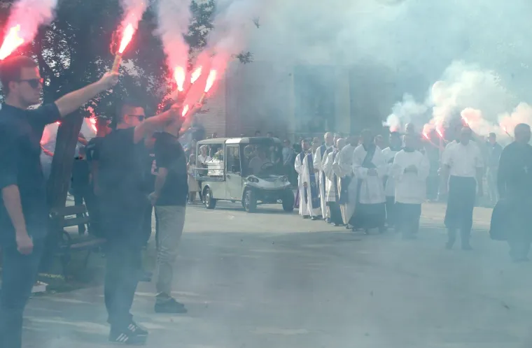 Nepregledna kolona na Mirogoju: tužan opro&scaron;taj od tragično preminulog nogometa&scaron;a Matije Capara