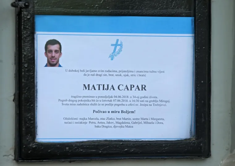 Nepregledna kolona na Mirogoju: tužan opro&scaron;taj od tragično preminulog nogometa&scaron;a Matije Capara