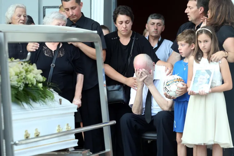 Nepregledna kolona na Mirogoju: tužan opro&scaron;taj od tragično preminulog nogometa&scaron;a Matije Capara