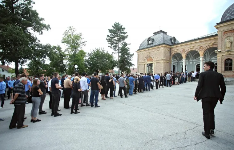 Nepregledna kolona na Mirogoju: tužan opro&scaron;taj od tragično preminulog nogometa&scaron;a Matije Capara