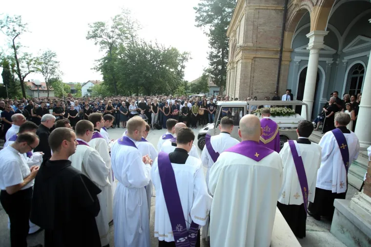 Nepregledna kolona na Mirogoju: tužan opro&scaron;taj od tragično preminulog nogometa&scaron;a Matije Capara