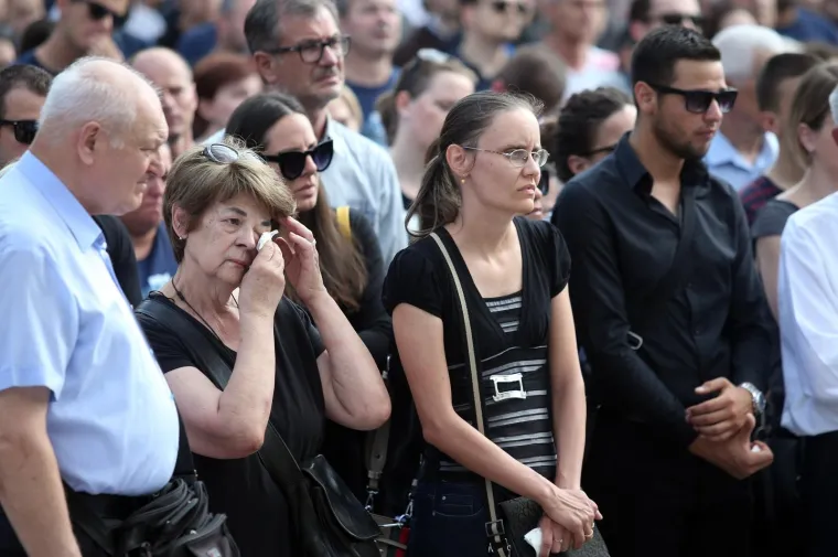 Nepregledna kolona na Mirogoju: tužan opro&scaron;taj od tragično preminulog nogometa&scaron;a Matije Capara