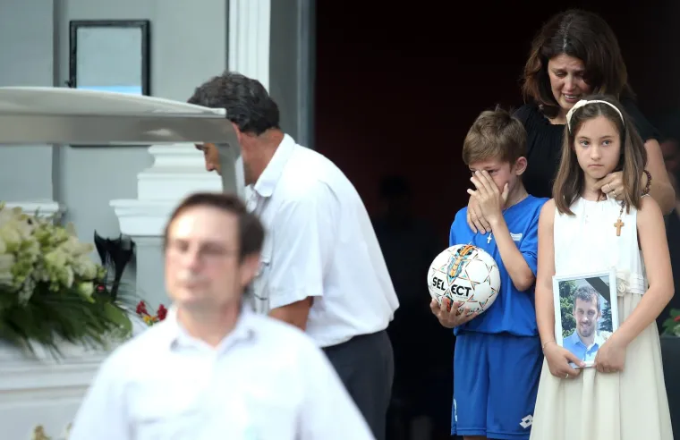 Nepregledna kolona na Mirogoju: tužan opro&scaron;taj od tragično preminulog nogometa&scaron;a Matije Capara