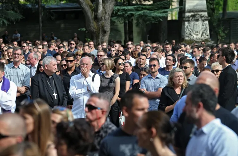 Nepregledna kolona na Mirogoju: tužan opro&scaron;taj od tragično preminulog nogometa&scaron;a Matije Capara