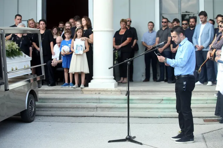 Nepregledna kolona na Mirogoju: tužan opro&scaron;taj od tragično preminulog nogometa&scaron;a Matije Capara