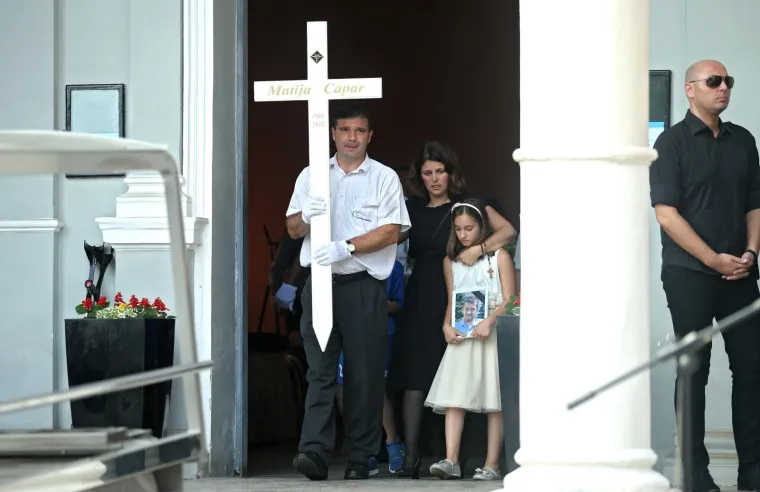 Nepregledna kolona na Mirogoju: tužan opro&scaron;taj od tragično preminulog nogometa&scaron;a Matije Capara