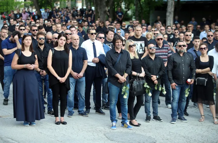 Nepregledna kolona na Mirogoju: tužan opro&scaron;taj od tragično preminulog nogometa&scaron;a Matije Capara