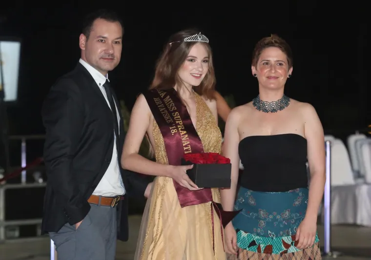 LIJEPA ENI &Scaron;UKUNDA PREDALA KRUNU: Nova Miss hrvatske dijaspore je zanosna Tihana Babij iz Beča