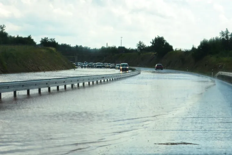BIBLIJSKI POTOP U ISTRI: Blokiran Istarski ipsilon, vozila zapela u vodi i blatu
