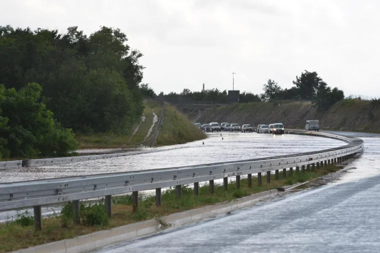 BIBLIJSKI POTOP U ISTRI: Blokiran Istarski ipsilon, vozila zapela u vodi i blatu