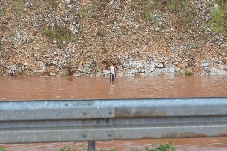 BIBLIJSKI POTOP U ISTRI: Blokiran Istarski ipsilon, vozila zapela u vodi i blatu