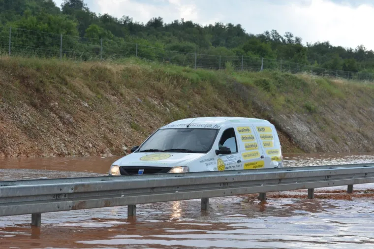 BIBLIJSKI POTOP U ISTRI: Blokiran Istarski ipsilon, vozila zapela u vodi i blatu