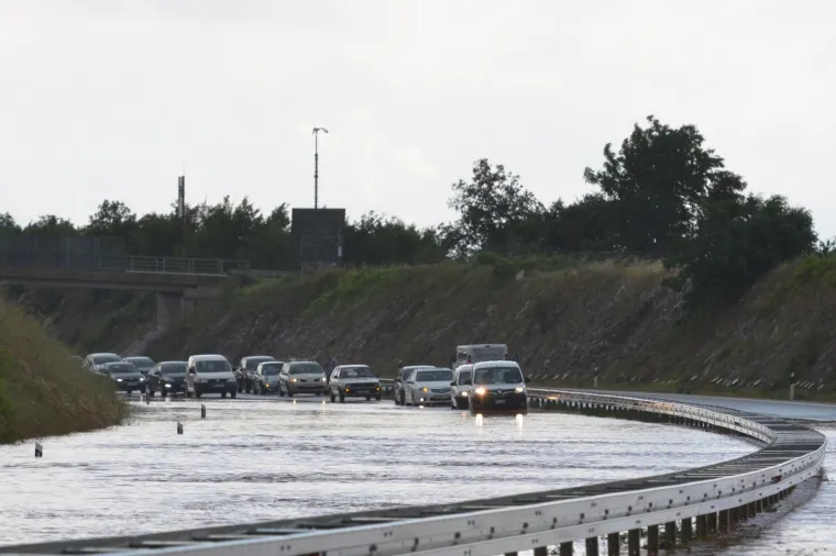 BIBLIJSKI POTOP U ISTRI: Blokiran Istarski ipsilon, vozila zapela u vodi i blatu