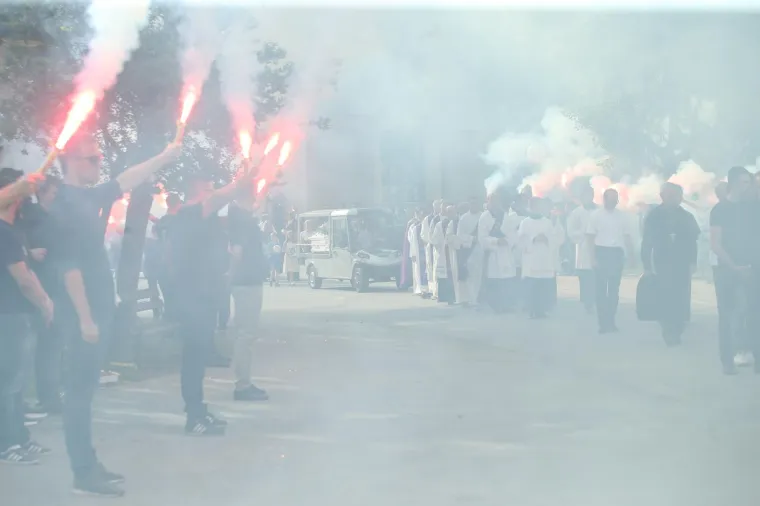 DIRLJIVI PRIZORI NA MIROGOJU: Navijači, prijatelji i obitelj oprostili se od Matije Capara