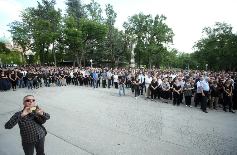DIRLJIVI PRIZORI NA MIROGOJU: Navijači, prijatelji i obitelj oprostili se od Matije Capara