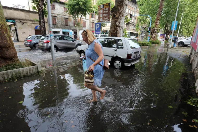 Rijeka - Jaki kratkotrajni pljusak prouzročio poplavu na pojedim prometnicama u centru grada.