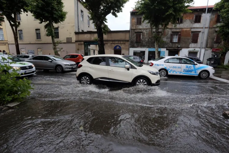 VELIKO NEVRIJEME POGODILO RIJEKU: Snažna ki&scaron;a ulice pretvorila u riječne bujice