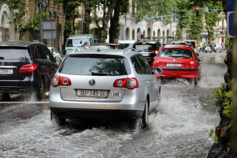 VELIKO NEVRIJEME POGODILO RIJEKU: Snažna ki&scaron;a ulice pretvorila u riječne bujice