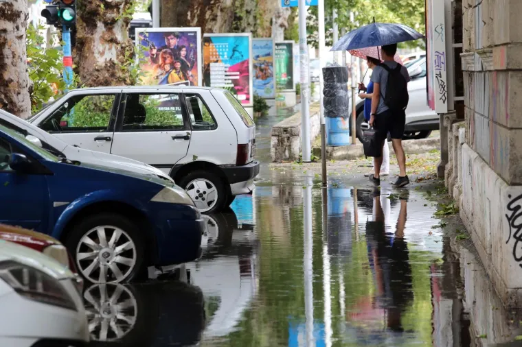 VELIKO NEVRIJEME POGODILO RIJEKU: Snažna ki&scaron;a ulice pretvorila u riječne bujice