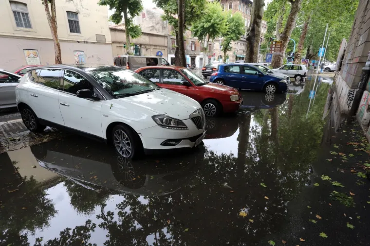 VELIKO NEVRIJEME POGODILO RIJEKU: Snažna ki&scaron;a ulice pretvorila u riječne bujice