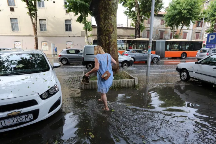 VELIKO NEVRIJEME POGODILO RIJEKU: Snažna ki&scaron;a ulice pretvorila u riječne bujice