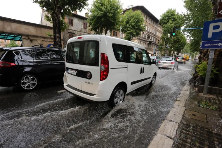 VELIKO NEVRIJEME POGODILO RIJEKU: Snažna ki&scaron;a ulice pretvorila u riječne bujice