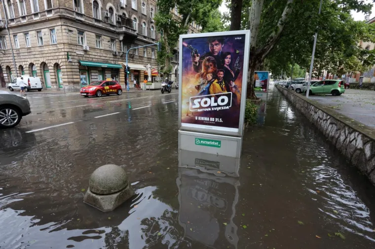 VELIKO NEVRIJEME POGODILO RIJEKU: Snažna ki&scaron;a ulice pretvorila u riječne bujice