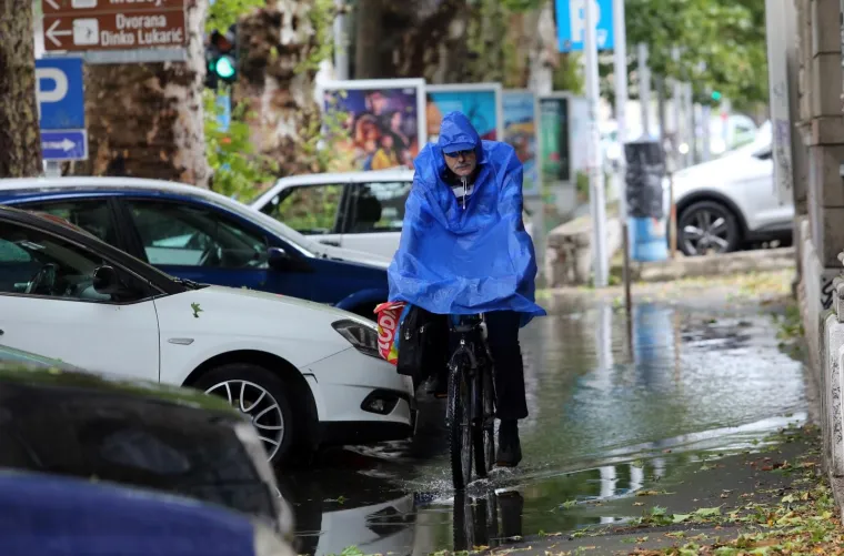 VELIKO NEVRIJEME POGODILO RIJEKU: Snažna ki&scaron;a ulice pretvorila u riječne bujice
