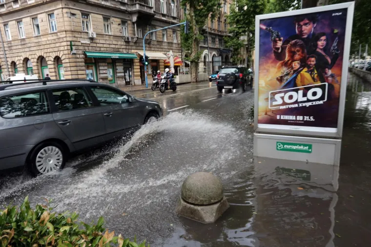VELIKO NEVRIJEME POGODILO RIJEKU: Snažna ki&scaron;a ulice pretvorila u riječne bujice