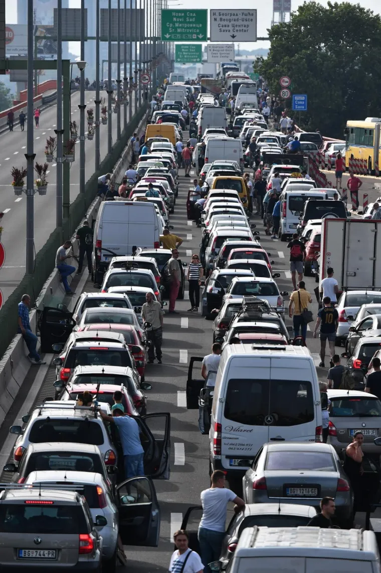 Beograd, Republika Srbija - Vozaci u Beogradu, Novom Sadu, Kragujevcu, Nisu, Pancevu, Sapcu, Novom Pazaru i jos nekoliko gradova zaustavili su oko 17 sati vozila u znak prosvjeda zbog visokih cijena goriva u Srbiji. Blokada u Beogradu, Nisu i na dva mjesta u Novom Sadu trajala je oko sat vremena.