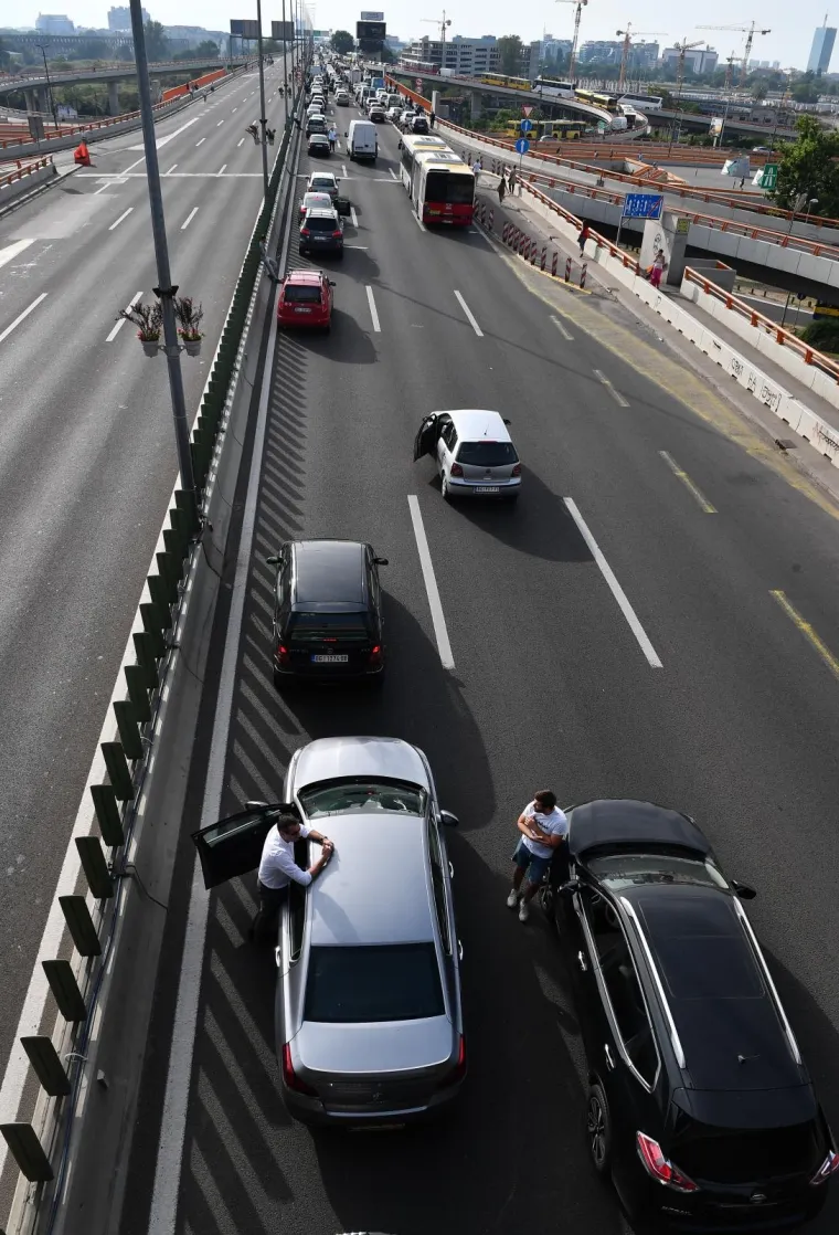 TOTALNI KAOS U GLAVNOM GRADU SRBIJE: Pogledajte kako su Beograđani blokirali grad upozoravajući na previsoke cijene goriva