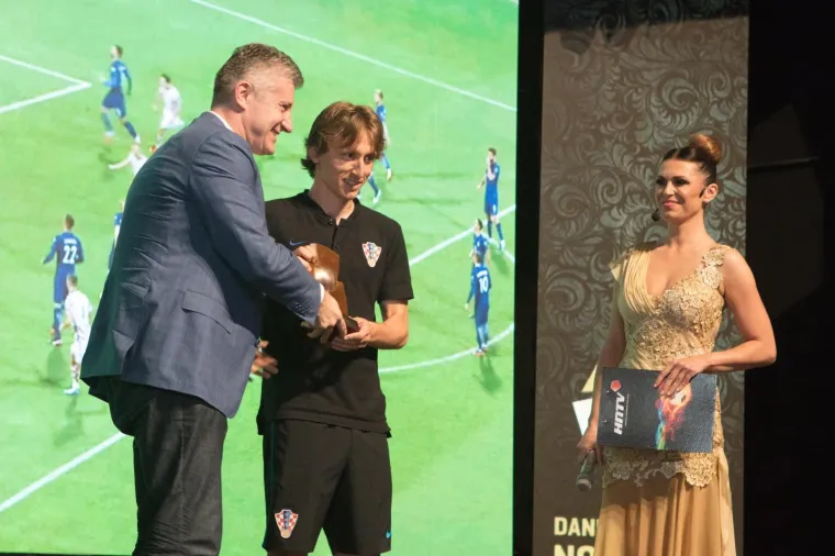 Na prvoj dodjeli Trofeja HNS-a Luka Modrić izabran za najboljeg hrvatskog nogometa&scaron;a