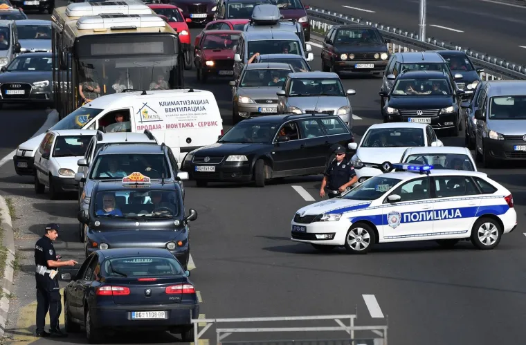 Tako se to radi: Srbijanski vozači zaustavili vozila u znak prosvjeda zbog visokih cijena goriva