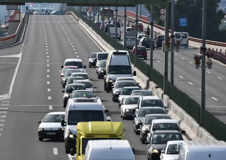 Tako se to radi: Srbijanski vozači zaustavili vozila u znak prosvjeda zbog visokih cijena goriva
