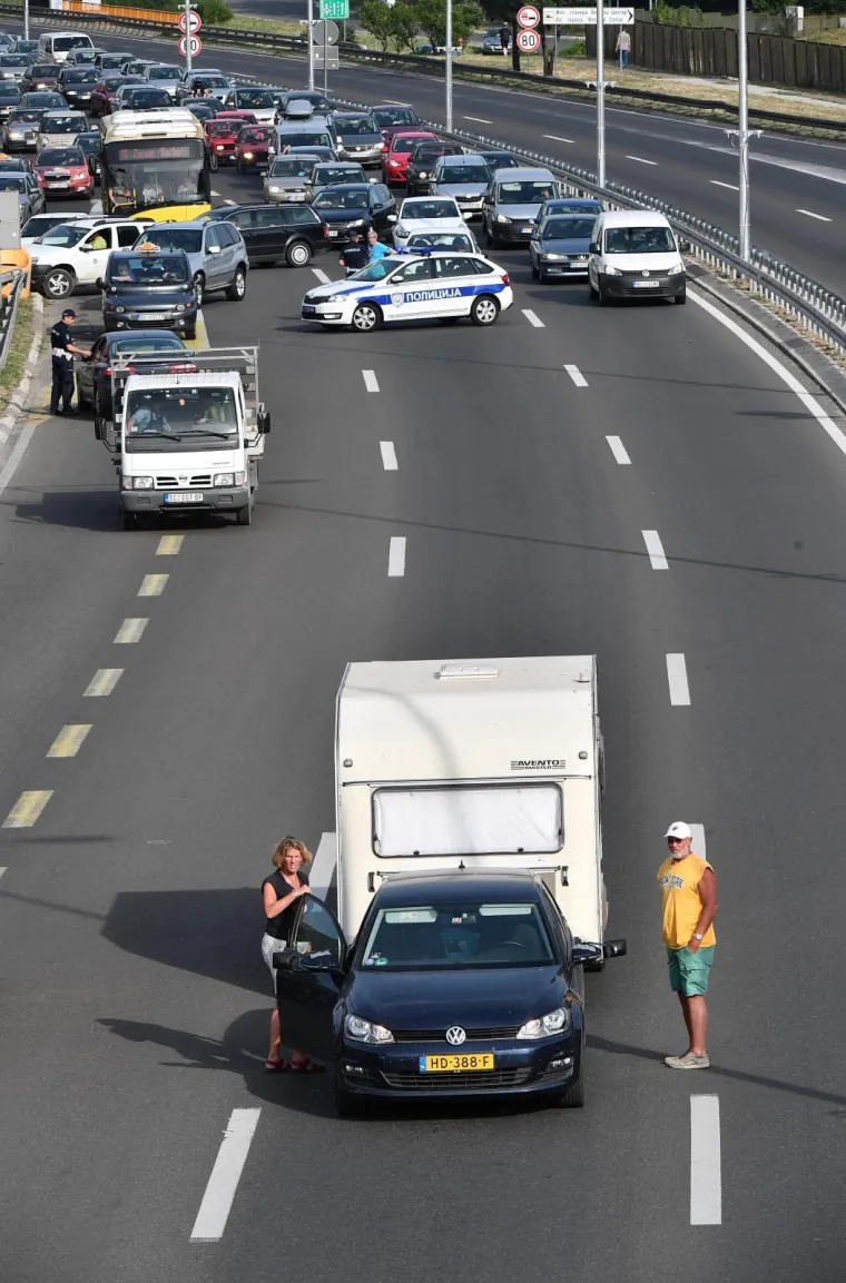 Tako se to radi: Srbijanski vozači zaustavili vozila u znak prosvjeda zbog visokih cijena goriva