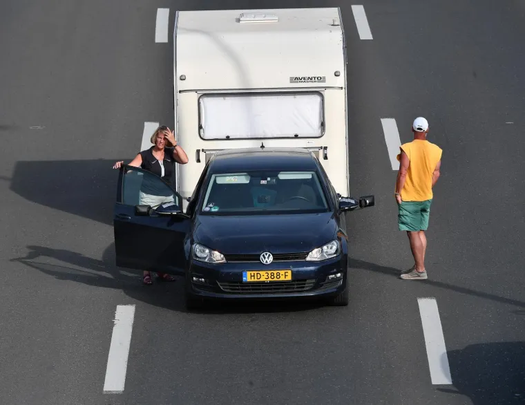 Tako se to radi: Srbijanski vozači zaustavili vozila u znak prosvjeda zbog visokih cijena goriva