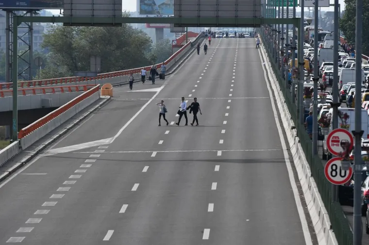 Tako se to radi: Srbijanski vozači zaustavili vozila u znak prosvjeda zbog visokih cijena goriva