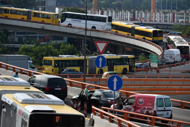 Tako se to radi: Srbijanski vozači zaustavili vozila u znak prosvjeda zbog visokih cijena goriva