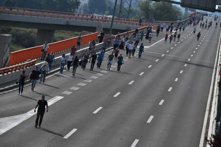 Tako se to radi: Srbijanski vozači zaustavili vozila u znak prosvjeda zbog visokih cijena goriva