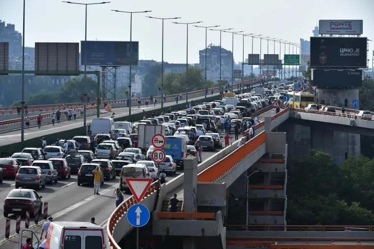 Tako se to radi: Srbijanski vozači zaustavili vozila u znak prosvjeda zbog visokih cijena goriva